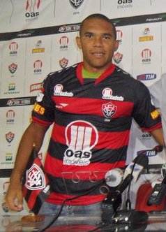 Ex-jogador do Feirense é apresentado no Vitória