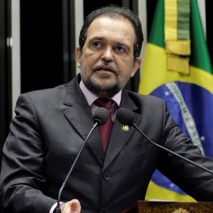 Senador Pinheiro faz discurso em defesa do aeroporto de Feira