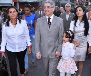 Zé Neto na procissão com a vice Eliana Boaventura