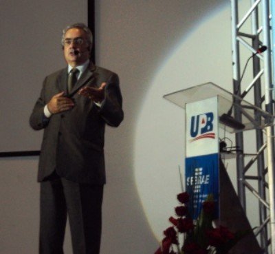 Luis Nassif profere palestra