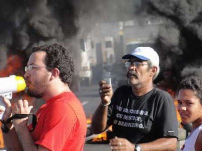 Manifestantes fecham a BR-324 para pedir casas ao Governo