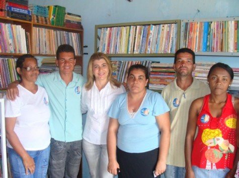 Graça visita biblioteca no bairro do Viveiros