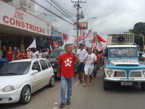 Zé Neto faz caminhada pelo centro de Feira